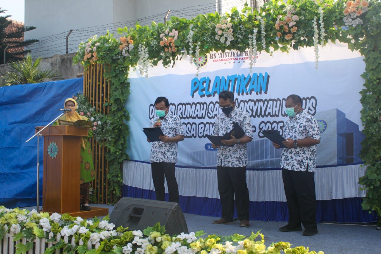 pelantikan direksi RS Aisyiyah Kudus yang unik, dilakukan sambil berjemur di ruang terbuka