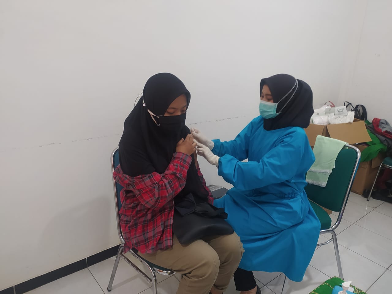 Salah satu mahasiswa UMK saat menerima vaksinasi yang dilakukan olek pihak kampus