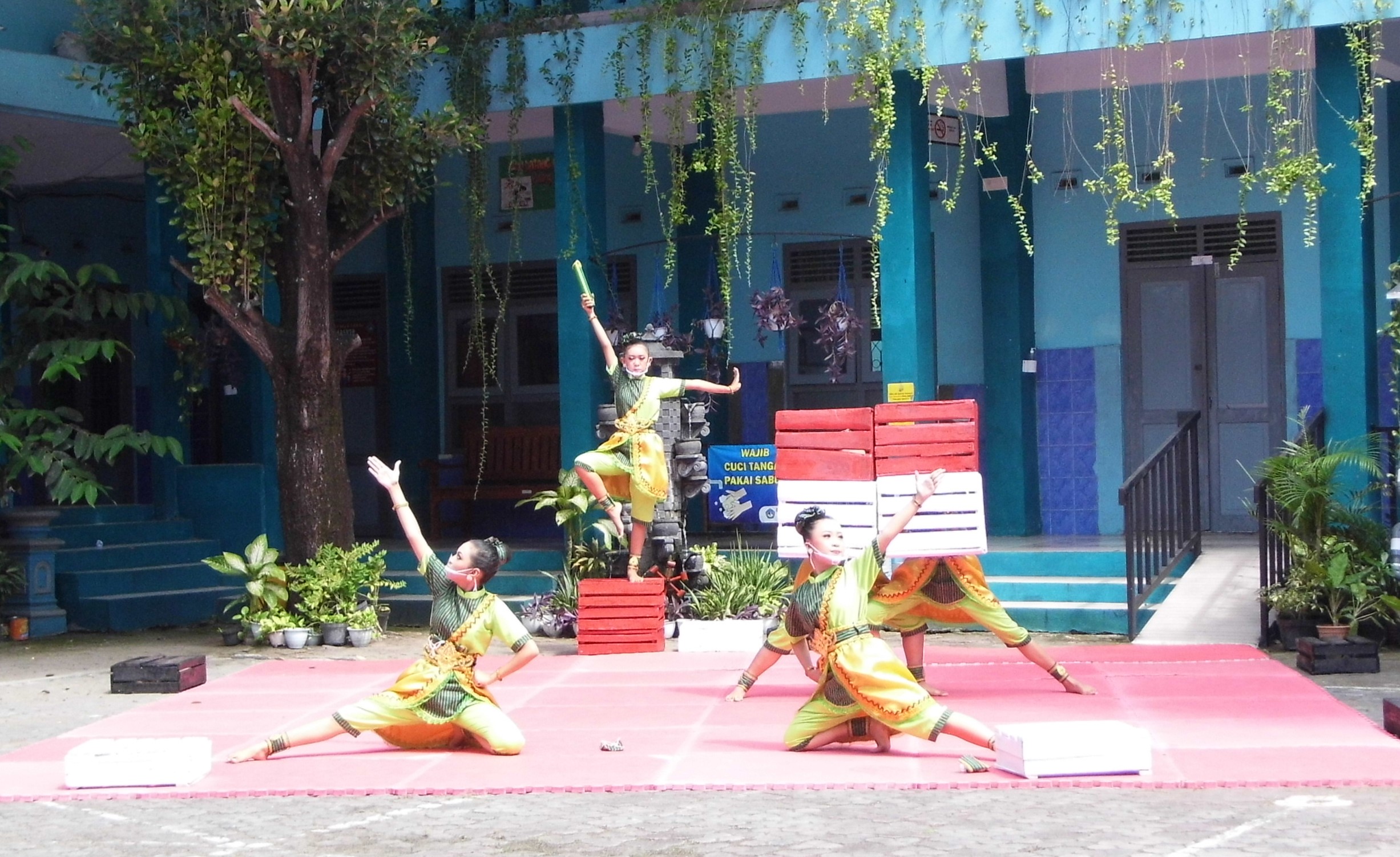 SMP Negeri 3 Rembang sedang melakukan pertunjukan tari dalam Festival dan Lomba Seni Siswa Nasional (FLS2N)