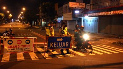Petugas sedang menjaga penyekatan di salah satu jalan di Kota Purwokerto