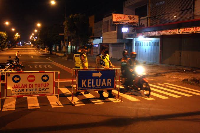 Petugas sedang menjaga penyekatan di salah satu jalan di Kota Purwokerto