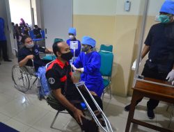 Suntik Vaksin kepada Penyandang Disabilitas