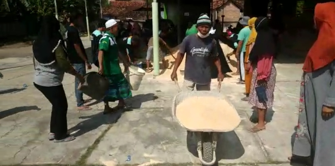 warga mengangkut pasir