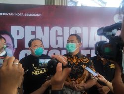 200 Warga Semarang Mengisi Tabung Oksigen Gratis di Balaikota