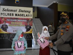 10 Anak Yatim Piatu Terima Ponsel dari Ketua Umum Bhayangkari untuk Belajar