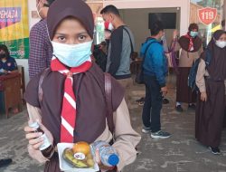 Ratusan Pelajar Dapat Buah Segar Pasca Vaksinasi