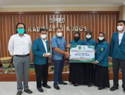 Dewan Beri Beasiswa Tiga Mahasiswa Poltekun