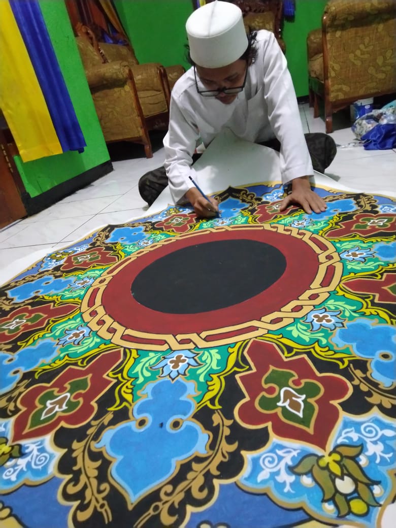 Abdurrahman saat membuat kaligrafi