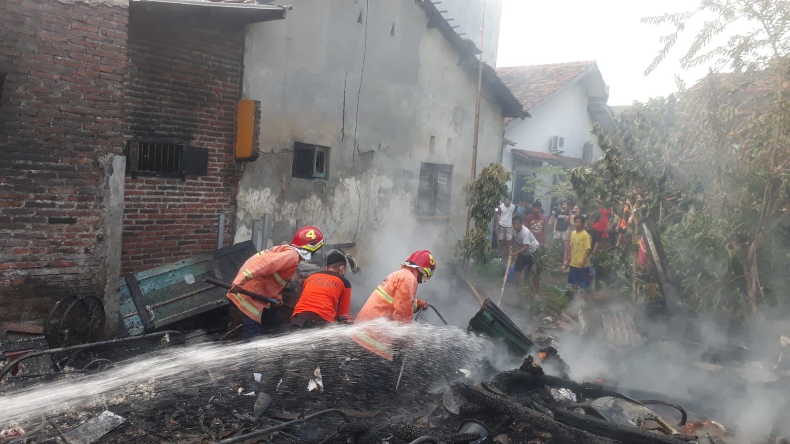 Tim pemadam kebakaran BPBD Kudus