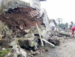 Warga Tertimbun Talud Dievakuasi