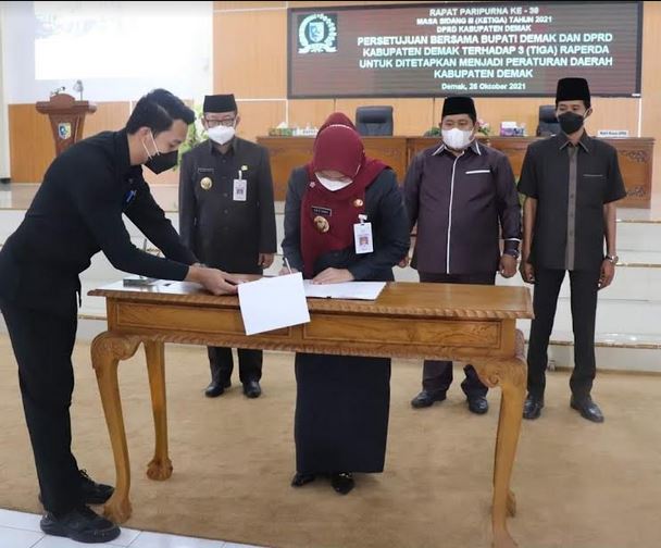 Pimpinan DPRD Demak bersama Bupati dr Hj Eisti'anah
