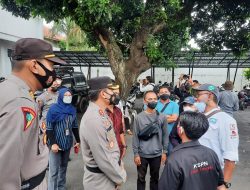 Diguyur Hujan Deras, Kapolres Semarang Pimpin Langsung Pengamanan Aksi Demo Buruh