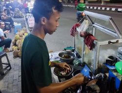 Tujuh Tahun Bertahan Jualan Tahu Gejrot