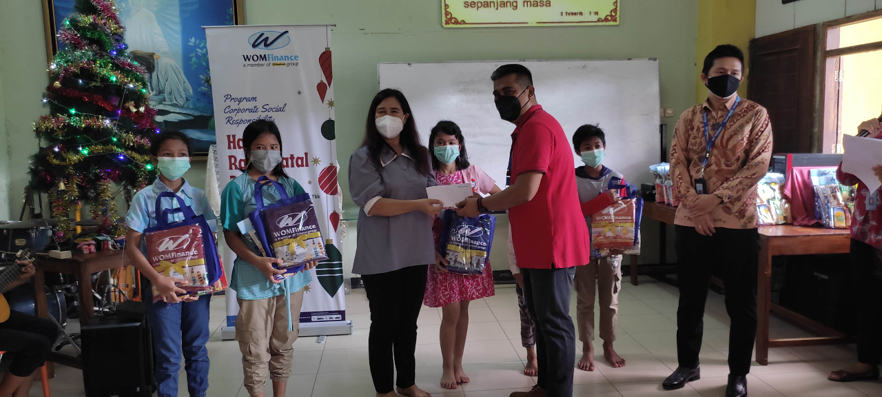 Penyerahan kado Natal dari WOM Finance Kantor Regional Jawa Tengah