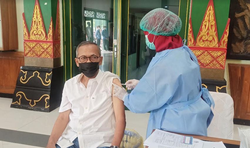 peserta vaksnasi boster, Irjen Pol (Purn) Drs Yohanes Wahyu Saronto