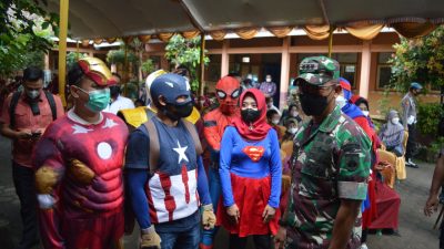 Kerahkan Pahlawan Super Temani Anak Divaksin