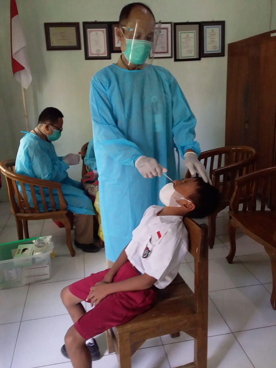 petugas kesehatan di SD 3 Terban