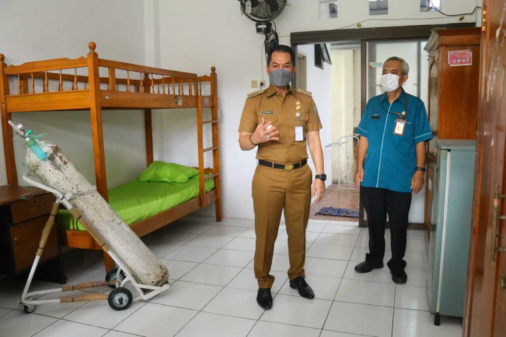 Bupati Kudus Hartopo saat meninjau salah satu ruang karantina terpusat di eks-Akbid Kudus