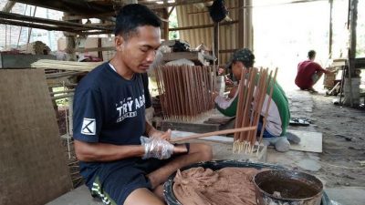 Desa Sentra Dupa Terkikis Industri Modern