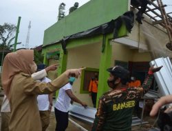 Warga Terdampak Angin Kencang Terima Bantuan
