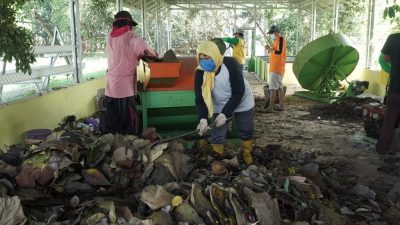 Olah Limbah Organik Hutan Kota Rajawali jadi Kompos