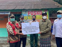 Bupati Serahkan Bantuan kepada Korban Puting Beliung
