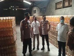 Petugas Temukan Ribuan Liter Migor di Dalam Gudang Distributor