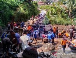 Banjir-Longsor Buat Warga Berputar Jalan Sejauh 8 Kilometer