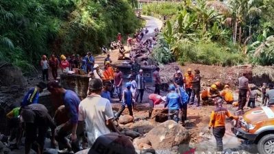 Banjir-Longsor Buat Warga Berputar Jalan Sejauh 8 Kilometer