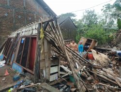 Rumah Warga Roboh Tersapu Angin Kencang
