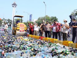Jelang Ramadan, Musnahkan Ribuan Botol Miras