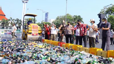 Jelang Ramadan, Musnahkan Ribuan Botol Miras