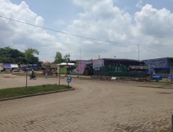 Retribusi PKL Kembangjoyo Menunggu Penjualan Ramai