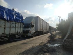 Bahu Jalan Ambles Perparah Kemacetan