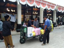 Ratusan Takjil Dibagikan di Masjid Agung Demak