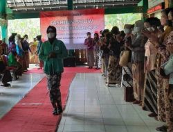 Buruh Gendong Peringati Hari Kartini