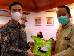 Wali Kota Surakarta Gibran Rakabuming Raka Gandeng Perusahaan Salurkan Bantuan Bahan Pangan