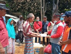 PMI Batang Berikan Sembako & Uang pada Korban Kebakaran