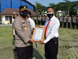 Kapolres Demak Beri Penghargaan kepada Personel Berprestasi