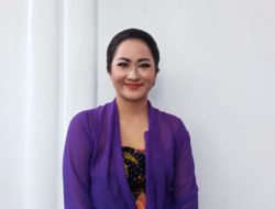 Bangga Tampil Jadi Model di Hadapan Bupati