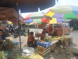Pedagang Kulit Ketupat Keluhkan Penjualan Menurun