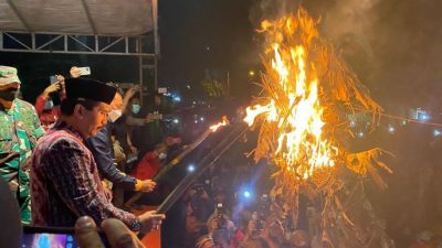 Festival Perang Obor Berkobar Kembali Digelar