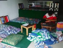 Terinspirasi dari Sandal Hilang di Pesantren, Zaenal Jualan Sandal Ukir