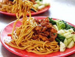 Pelopor Mie Ayam Goreng, Hingga Tuduhan Pesugihan