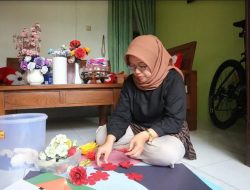 Hasilkan Pundi-pundi Rupiah dari Bunga Kertas