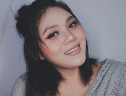 Karena Tertarik Kotak Make Up Kakak