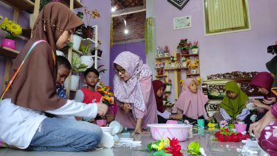 Isi Liburan Sekolah, Belasan Siswa Belajar Rangkai Bunga Plastik
