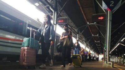 Naik Kereta Api Wajib Vaksin Booster