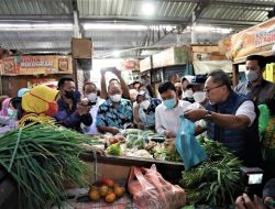 Mendag Bagikan Minyak dan Telur Gratis Hasil Borongan di Semarang