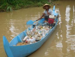 Ikan Sulit, Pungut Botol di Sungai Jadi Pilihan